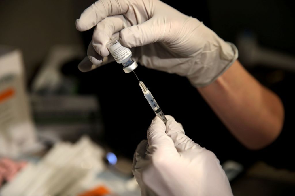Αντίστροφη μέτρηση για την «Ελευθερία» : «Ναι» της Κομισιόν στο εμβόλιο των Pfizer/BioNTech