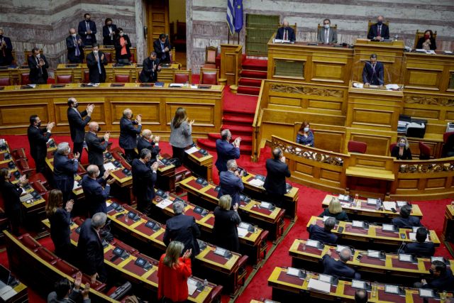 Ψηφίστηκε ο προϋπολογισμός – ΝΔ, ΚΙΝΑΛ και Ελληνική Λύση υπερψήφισαν τις αμυντικές δαπάνες