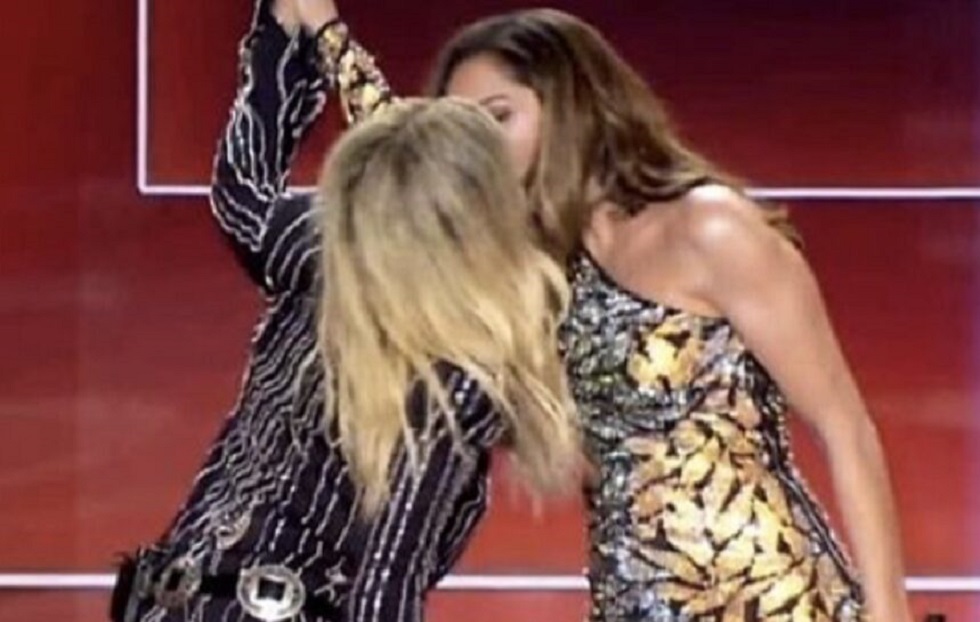 Δέσποινα Βανδή -Άννα Βίσση : Καυτό φιλί στο στόμα αλά Madonna και Britney Spears!!!