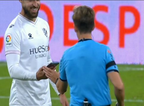 Παίκτης βρήκε κινητό στον αγωνιστικό χώρο την ώρα του παιχνιδιού (vid)