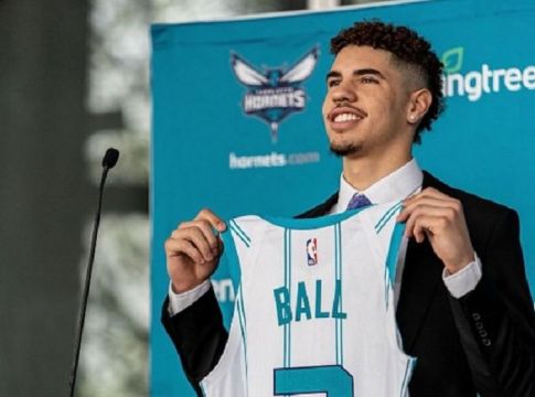 NBA : Πριν αρχίσει το πρωτάθλημα ο LaMelo Ball εντυπωσιάζει με μια εξαιρετική πάσα