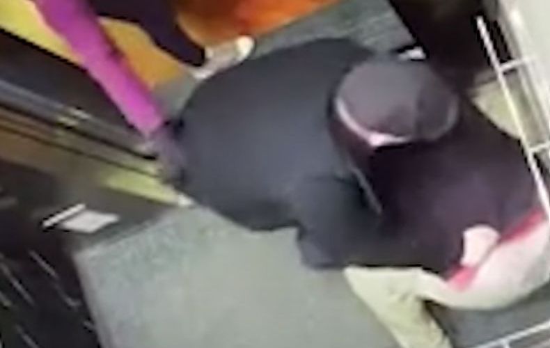 Νεαρός άντρας που έβηχε μέσα σε ασανσέρ δέχθηκε μπουνιές από ηλικιωμένο