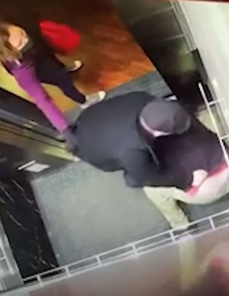 Νεαρός άντρας που έβηχε μέσα σε ασανσέρ δέχθηκε μπουνιές από ηλικιωμένο
