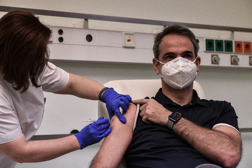 Μητσοτάκης μετά τον εμβολιασμό : «Ο μόνος τρόπος για να ξαναπάρουμε τη ζωή μας στα χέρια μας»