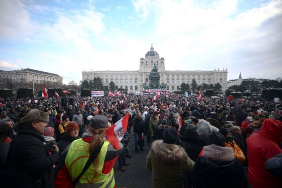 Κορωνοϊός – Αυστρία : Στους δρόμους χιλιάδες διαδηλωτές κατά των μέτρων για την πανδημία