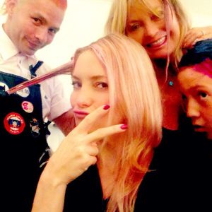 Αυτή η κυρία με το ροζ μαλλί…είναι η Kate Hudson!