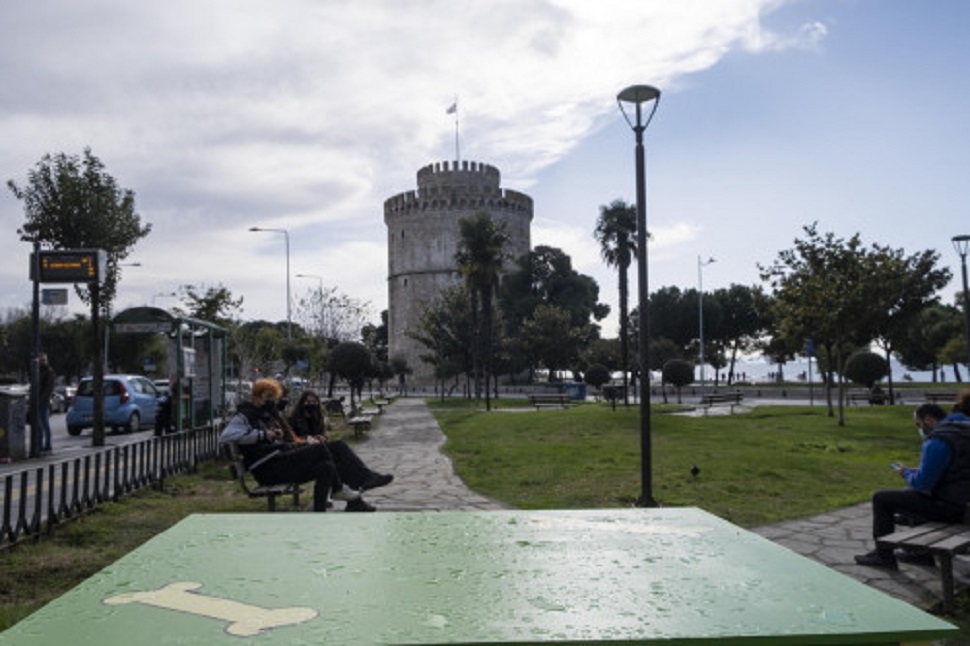 Θεσσαλονίκη : Φιλόζωοι έφτιαξαν σπίτι για αδέσποτο σκύλο – Είναι αδιάβροχο και «βλέπει» τον Λευκό Πύργο