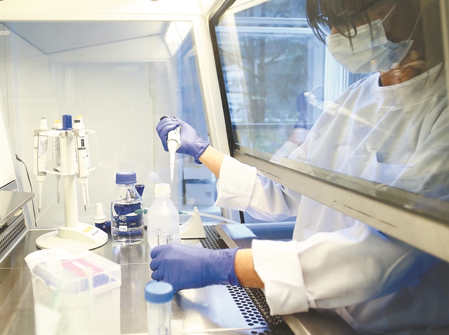 Κορωνοϊός : Τι γνωρίζουμε για τις δύο μεταλλάξεις που προκαλούν ανησυχία