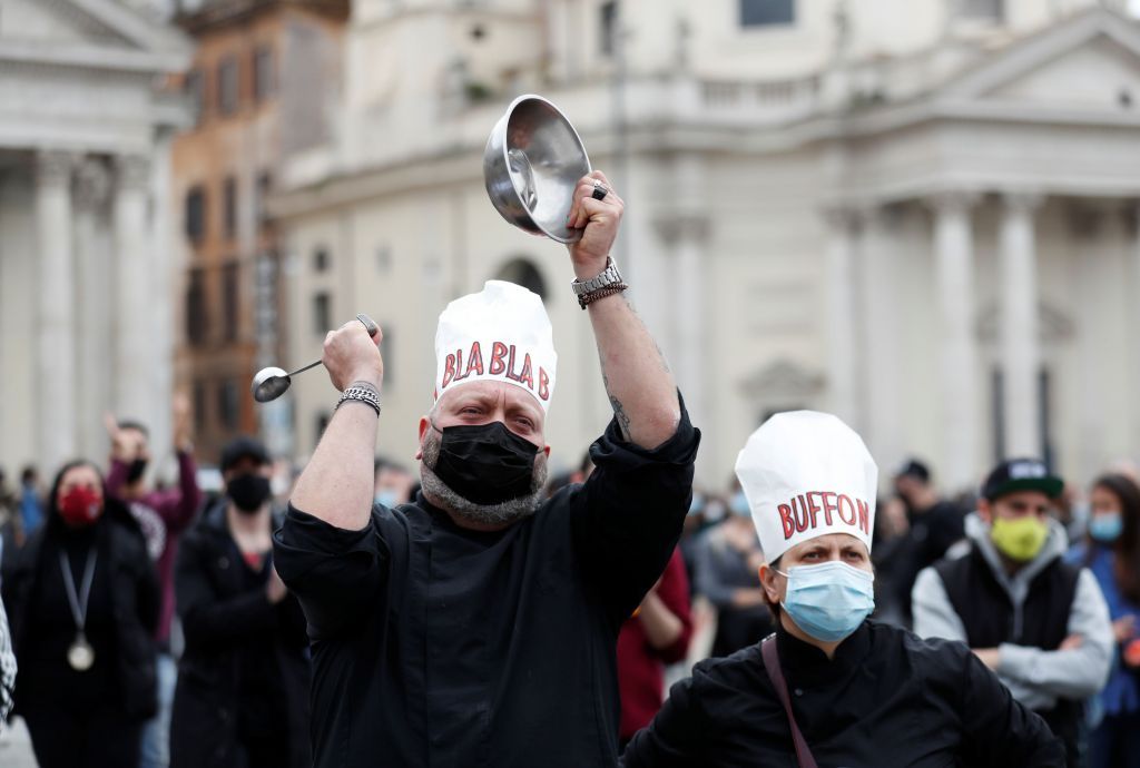 Κορωνοϊός : Οι Ιταλοί γέμισαν μπαρ και εστιατόρια χωρίς μάσκες – Επίθεση στην αστυνομία
