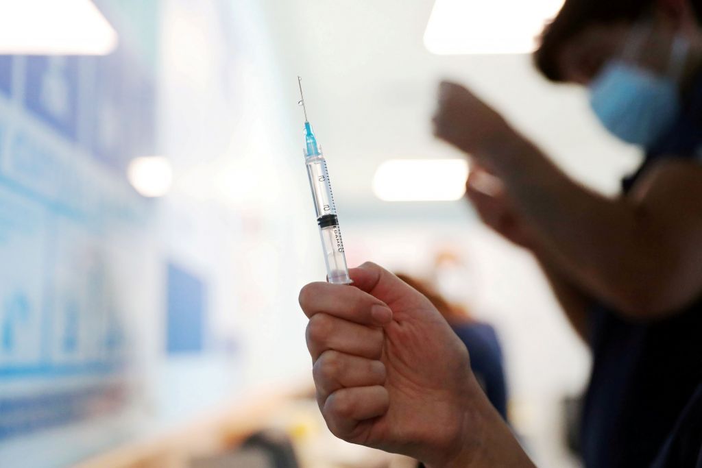 «Σύννεφα» πάνω από τον εμβολιασμό της ΕΕ – Τα σενάρια για ανοσία της αγέλης το… 2024 και η θέση της Ελλάδας