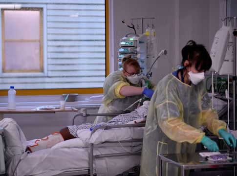 Βρετανία – Ενδέχεται να υπάρχουν περισσότερα κρούσματα της Όμικρον στη χώρα, εκτίμησε ο υπουργός Υγείας