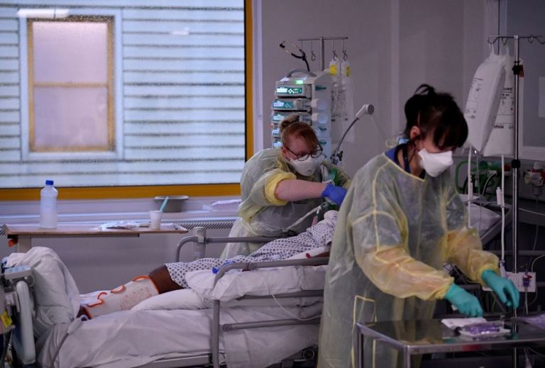 Βρετανία – Ενδέχεται να υπάρχουν περισσότερα κρούσματα της Όμικρον στη χώρα, εκτίμησε ο υπουργός Υγείας | to10.gr
