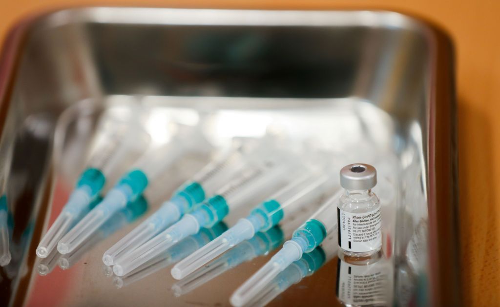 Φουντώνει ο «πόλεμος» των εμβολίων – Η ΕΕ «δείχνει τα δόντια της» ενώ παραδίδεται στην πανδημία