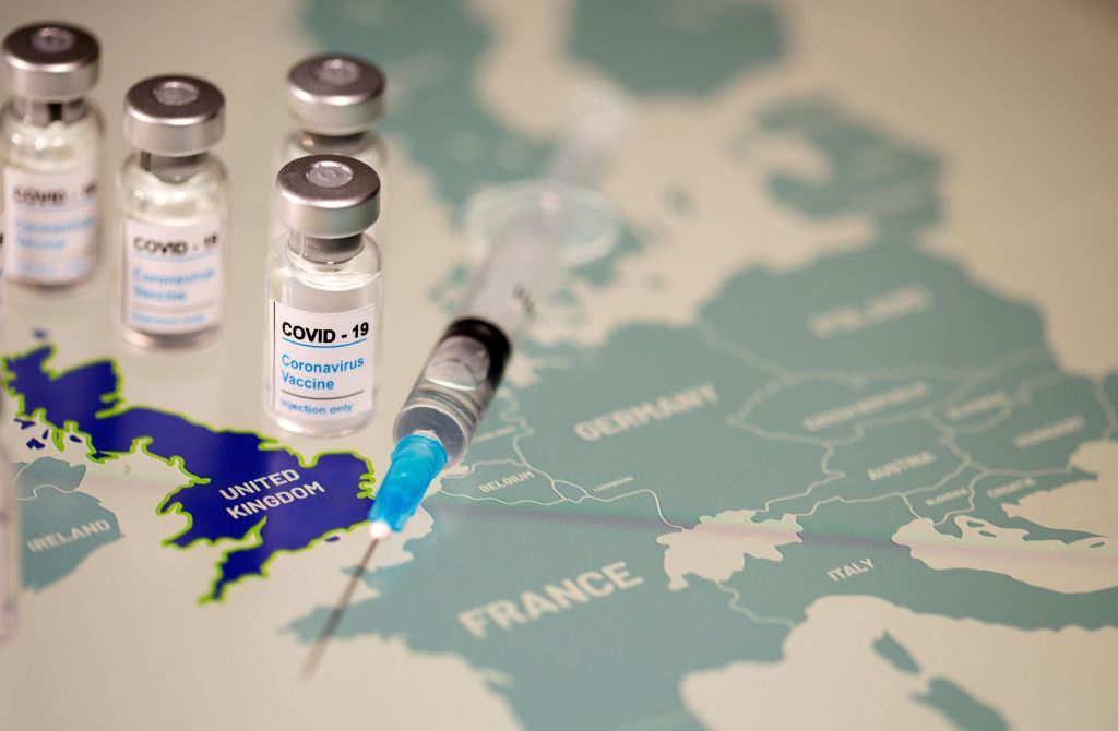 Κορωνοϊός : Μαίνεται ο «πόλεμος» των εμβολίων – Το Λονδίνο εξετάζει αντίποινα στην ΕΕ