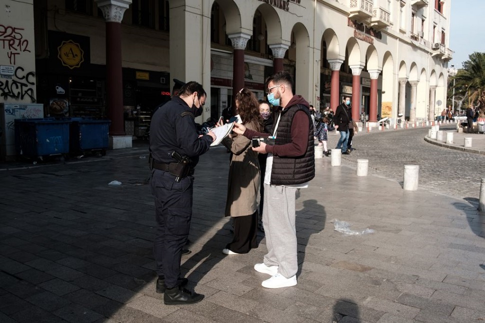 Ακόμα και στα 300 ευρώ, το πρόστιμο για τη μάσκα στην Ελλάδα είναι από τα υψηλότερα της Ευρώπης