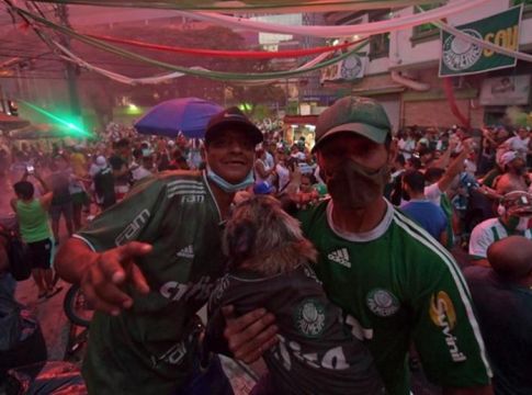 Αψήφησαν τον κορωνοϊό και ξεχύθηκαν στους δρόμους οι οπαδοί της Παλμέιρας (pics)