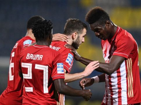 Όταν οι άλλοι ανακουφίζονται με καχεκτικές νίκες, αυτός μοιράζει τεσσάρες 