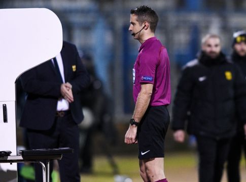 Ο Σκουλάς πρώτα ακύρωσε πέναλτι και μετά το μέτρησε (vid)