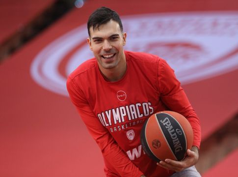 Ολυμπιακός: Η τούρτα έκπληξη στον Σλούκα για τα γενέθλια του (vid)