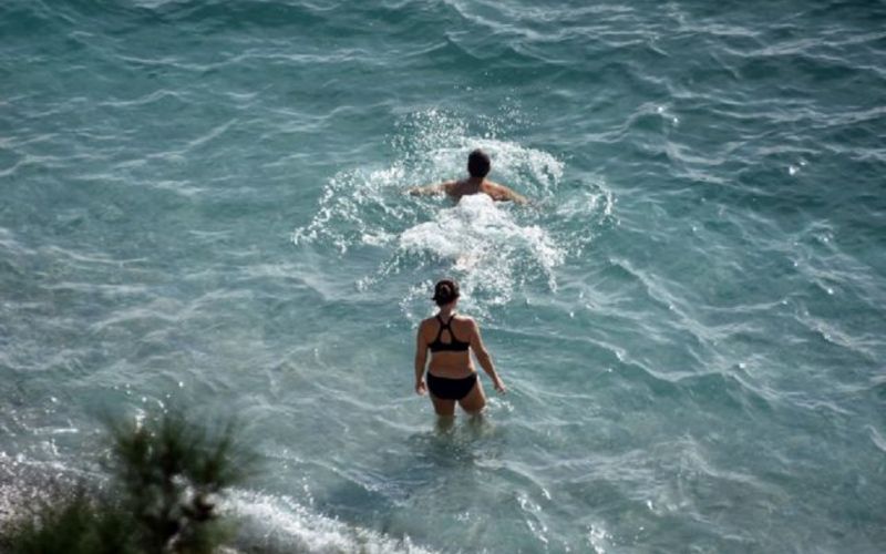 Reuters : Οι Έλληνες απέδρασαν από το lockdown και ξεχύθηκαν στις παραλίες