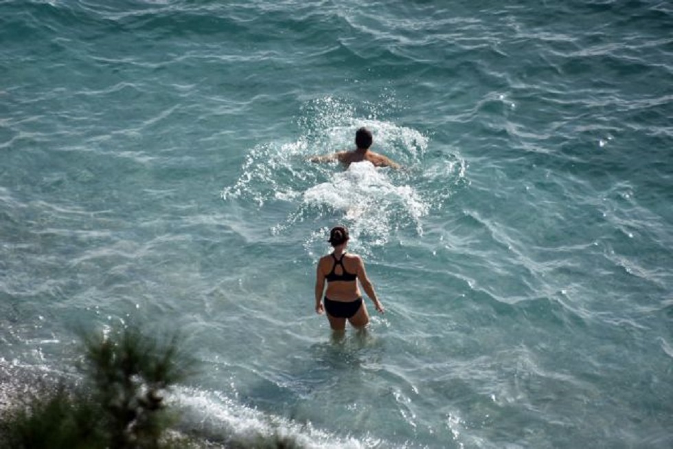 Reuters : Οι Έλληνες απέδρασαν από το lockdown και ξεχύθηκαν στις παραλίες