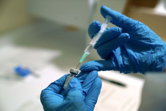 Αναληθή τα άρθρα για 8% αποτελεσματικότητα του εμβολίου στους άνω των 65 ετών – Τι λέει η AstraZeneca