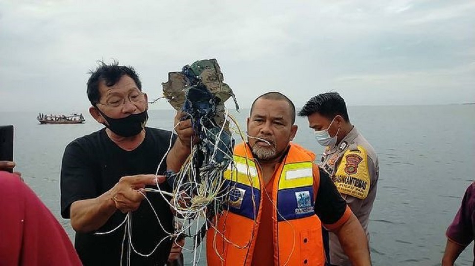 Ινδονησία : Βρέθηκαν συντρίμμια του αεροσκάφος που μετέφερε 50 επιβάτες