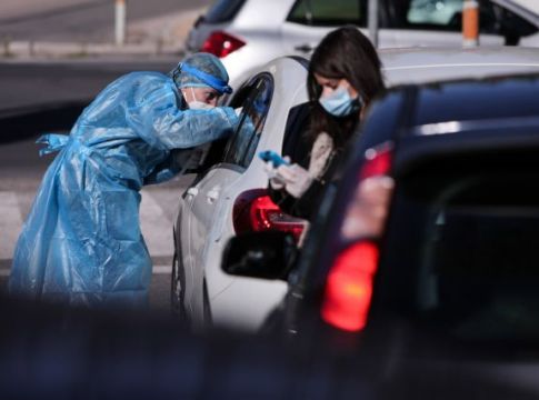 Καμπανάκι Γώγου για τη νοτιοαφρικανική μετάλλαξη – «Φόβος ότι δεν είναι αποτελεσματικά τα εμβόλια»