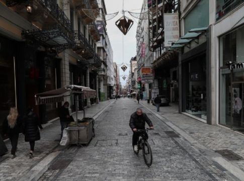 Σοκ από ξυλοδαρμό 16χρονης στο κέντρο της Αθήνας από «μπράβους» 15χρονης – Τι ερευνούν οι αρχές