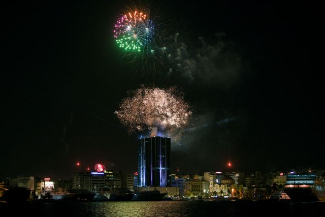 Πρωτοχρονιά 2021 : Με πυροτεχνήματα υποδέχθηκε η Ελλάδα το νέο έτος