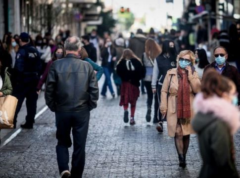 Λιανεμπόριο : Αλλαγές φέρνει ο συνωστισμός έξω από τα καταστήματα – Τα σενάρια που εξετάζονται