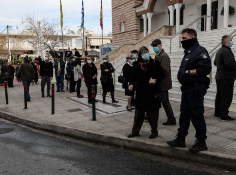 Θεοφάνια : Αντιδράσεις για τις εικόνες συνωστισμού έξω από εκκλησίες