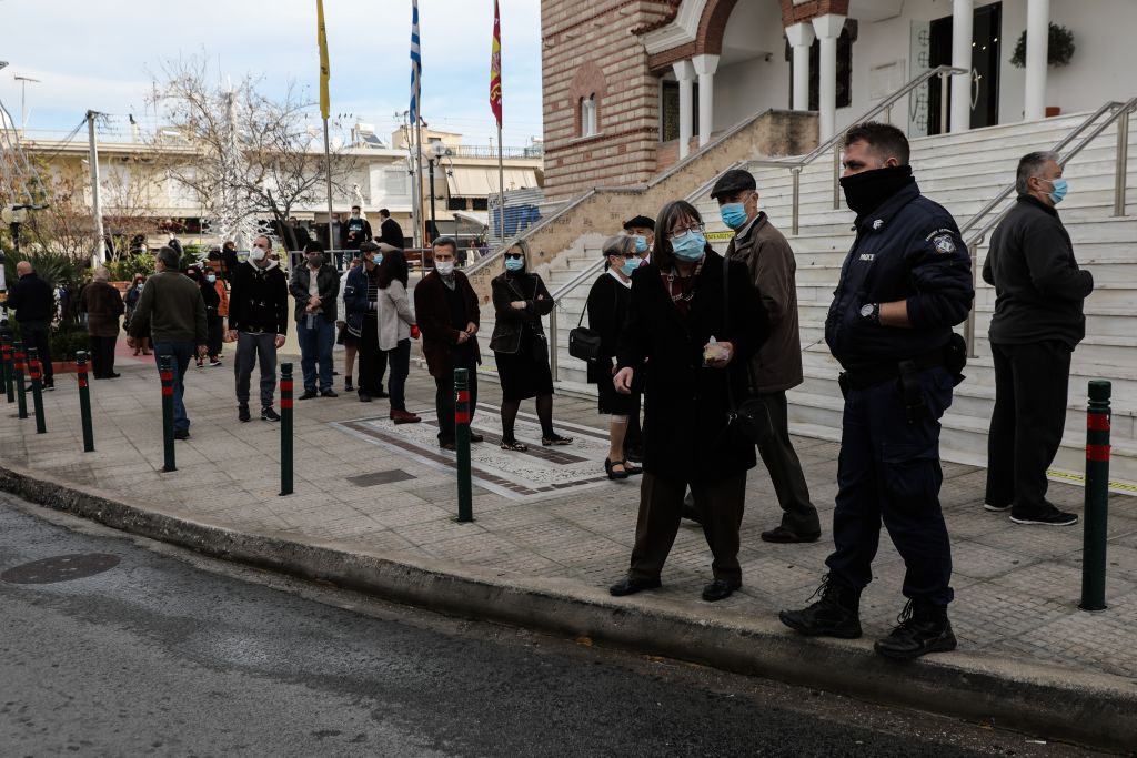 Θεοφάνια : Αντιδράσεις για τις εικόνες συνωστισμού έξω από εκκλησίες