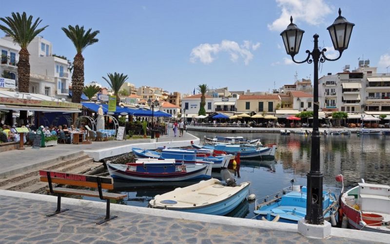 Έκρηξη κρουσμάτων στον Άγιο Νικόλαο : Τι προκάλεσε την ταχεία διασπορά στην κοινότητα