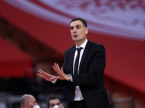 Μπαρτζώκας : «Λίγες πιθανότητες να παίξει ο Βεζένκοβ»