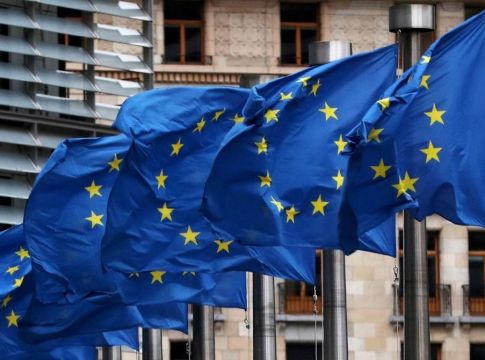 ΕΕ : Κάνει πίσω μετά την οργή για τον περιορισμό εξαγωγών εμβολίων στη Β. Ιρλανδία