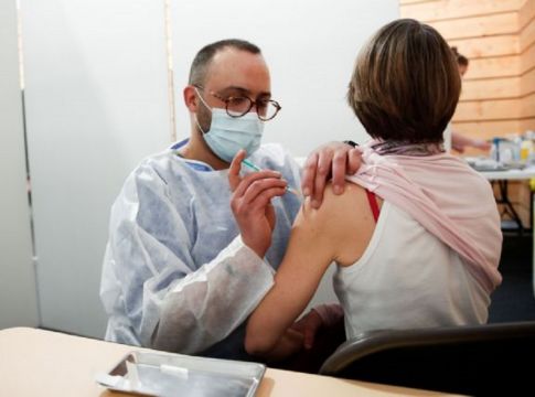 Σπάνιες οι αλλεργικές αντιδράσεις στο εμβόλιο κατά του κορωνοϊού