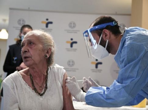 Ξεκινά τη Δευτέρα ο εμβολιασμός για άτομα άνω των 85 ετών