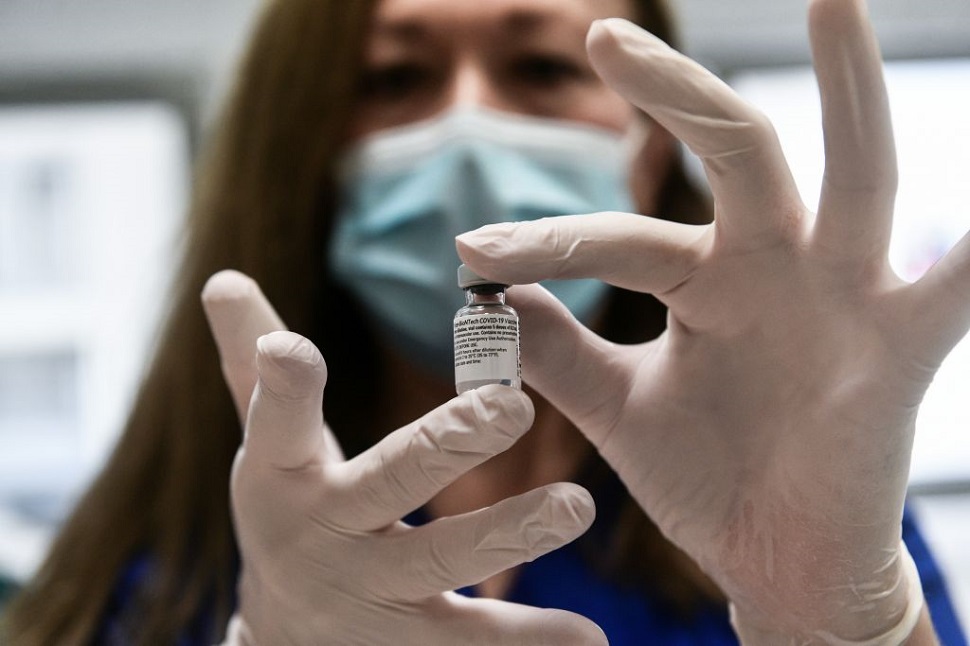 Κορωνοϊός : Είναι επικίνδυνη η απόφαση της Βρετανίας να… συνδυάσει διαφορετικά εμβόλια;