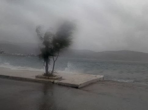 H κακοκαιρία «σαρώνει» τη χώρα : Χιονοκαταιγίδα στη Ροδόπη – Καταστροφές στην Κεντρική Ελλάδα