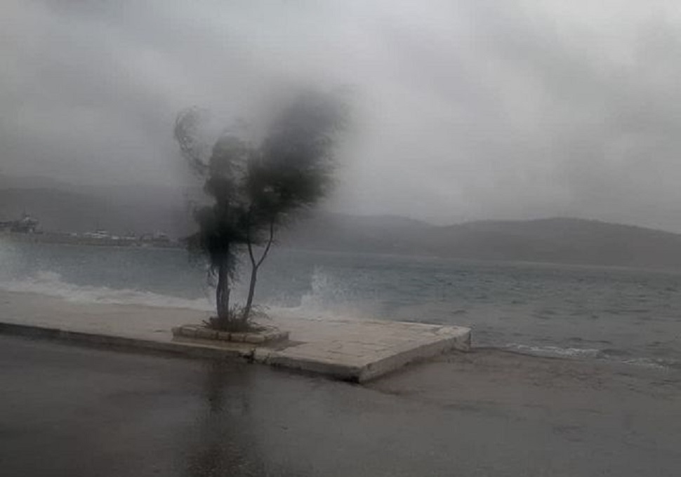 H κακοκαιρία «σαρώνει» τη χώρα : Χιονοκαταιγίδα στη Ροδόπη – Καταστροφές στην Κεντρική Ελλάδα
