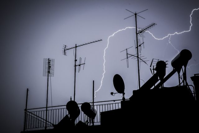 Καλοκαιρία τέλος : Έρχονται καταιγίδες και ισχυροί άνεμοι