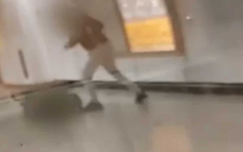 Νέο «σκληρό» βίντεο από τον ξυλοδαρμό στο Μετρό – Ευθύνες στον σταθμάρχη επιρρίπτει η μητέρα (vid)