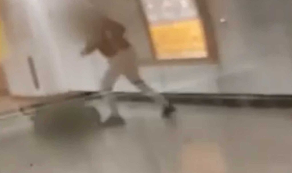 Νέο «σκληρό» βίντεο από τον ξυλοδαρμό στο Μετρό – Ευθύνες στον σταθμάρχη επιρρίπτει η μητέρα (vid)