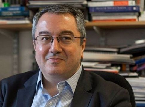 Τι απαντά ο Μόσιαλος για τους 23 θανάτους στη Νορβηγία μετά το εμβόλιο της Pfizer