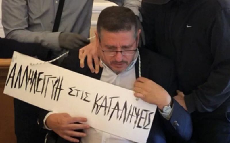 Επίθεση στον Πρύτανη του ΟΠΑ : Απολογούνται οι 8 κατηγορούμενοι