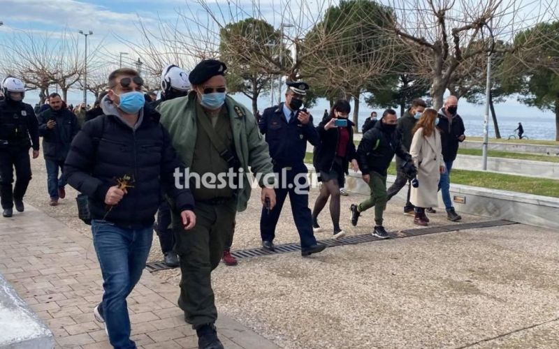 Θεσσαλονίκη : Ένταση στον Λευκό Πύργο – Προσαγωγές ατόμων που έριξαν τον σταυρό στη θάλασσα