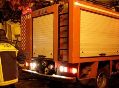 Άγνωστος έβαλε φωτιά σε αυτοκίνητο με πυρσό στη Θεσσαλονίκη