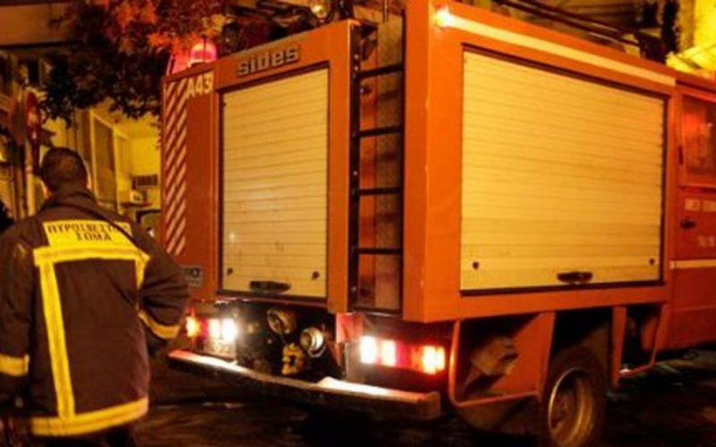 Άγνωστος έβαλε φωτιά σε αυτοκίνητο με πυρσό στη Θεσσαλονίκη