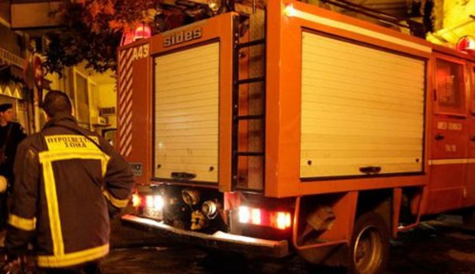 Άγνωστος έβαλε φωτιά σε αυτοκίνητο με πυρσό στη Θεσσαλονίκη